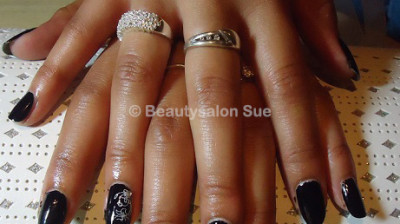 Beautysalon Sue – Bedrijfsfeest – nagels lakker