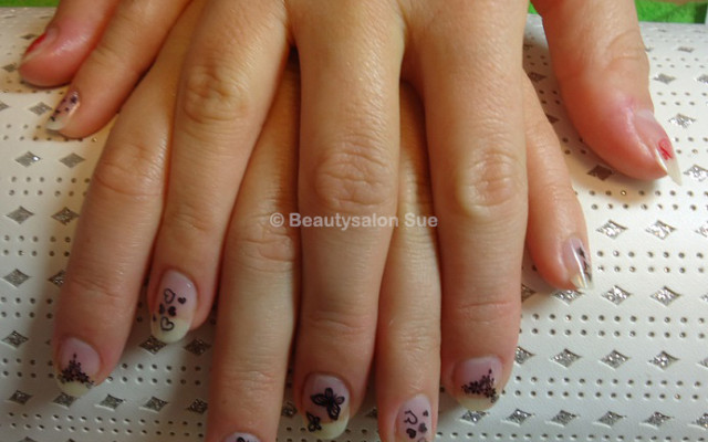 Beautysalon Sue – Bedrijfsfeest – nagels lakker